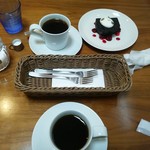 みんなのコーヒー - 同級生と二人テーブル席です。