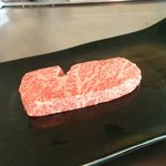 表参道うかい亭 - ⑤うかい特選牛（サーロイン）二人でこの大きさ