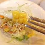パティオ - ランチセット　ミートセット　１０８０円　サラダのコーンのアップ　【　２０１５年１０月　】