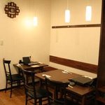 もつ すとぉりぃ - 落ち着いた雰囲気のテーブルにはＩＨプレートを完備。　２名様専用のお席もございます。　