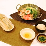 もつ すとぉりぃ - 名物のもつ鍋に特製つくねと雑炊セットでこんな感じです。　