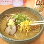 麺屋 彩未 - 1時間並んだけど、めっちゃ美味しい〜(=´ω`=)
      また北海道行ったら行きたいなぁ〜♡