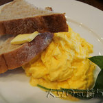 オーガニックスクランブルエッグ w/ トースト