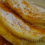 bills - リコッタパンケーキ w/ フレッシュバナナ、ハニーコームバター