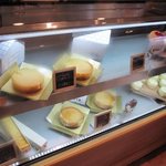 ラフブロッサム - お店の中では色々なチーズケーキが販売されてます