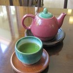 かじか庵 - テーブルについて注文すると奥様が直ぐに冷たい抹茶を持って来てくれました。