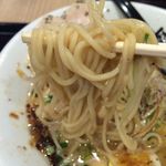 らーめん錦 - トロ玉らーめん醤油　麺アップ