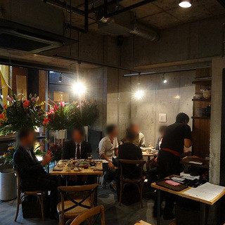 We can accommodate everyone from one person to a large number of people! Dine in a stylish space