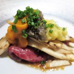 エクアトゥール - 三重県和牛サンカクのカルパッチョ
      　信州松茸 の直火焼き
      　銀杏のピュレ、雲丹、自家製柚子胡椒