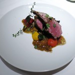 エクアトゥール - ニュージーランド産羊
      　バジルとパセリのソース
      　トマトのコンフィ、タプナード
      　2種類のパプリカのソース