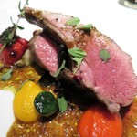 エクアトゥール - ニュージーランド産羊
      　バジルとパセリのソース
      　トマトのコンフィ、タプナード
      　2種類のパプリカのソース