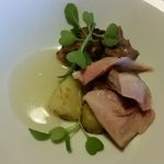 ウズラのロースト・煎り米風味のウズラスープと内蔵バター