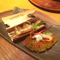 妙見石原荘 食菜石蔵 - 杉を焼いた器からお出まし。コースですが。