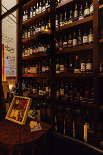 ヴィノテカサクラ - 入口そばのワインセラーには約７００本のワインが！