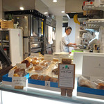 AU GAMIN DE TOKIO table - 焼き菓子も販売