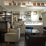 AU GAMIN DE TOKIO table - ソファーの奥が厨房