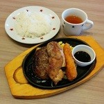 ステーキのどん - ハンバーグ・チキン・イカフライ日替りランチ(798円)。ライスのお替わりお持ちしましょうか？と聞かれたけれど・・、ボリューミーでご遠慮申し上げました。チキンとイカ美味し。ソースはウスターかな