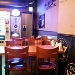 オアシス - 店内テーブル席。