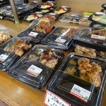 ミート＆デリカ 一力 - ご飯は自分で盛るタイプのお弁当も