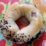 ブーランジェリー イノウエ - さつまいもと黒豆のベーグル