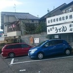 手造りうどん 楽々 - お店隣接の駐車場は６台