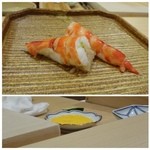 鮨 鈴木 - ◆車海老・・シャリに「黄身オボロ」を付けて握られます。
            味噌も美味しいですよ。