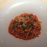 RIGOLETTO KITCHEN - 銀座 コリドー通りレゴレット キッチンのアマトリチャーナなどパスタが美味過ぎる！！！
                銀座界隈で上位にランクされる事間違いなし！！
                少し太いパスタのコシとベーコンのコクが有るソースとの絡まりが絶品の一言です。
                ( ´ ▽ ` )ﾉ
                本格派の調理カウンターが見える店内もオシャレで綺麗です！！