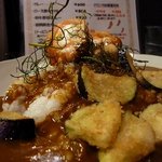 カルダモン． - トマトと芋サラダのコロッケカレー、ナス添えをＵＰで