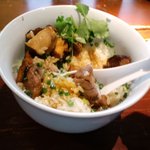 Chikinzu - 目玉丼は温泉玉子を割ってまろやかになるが、肉の香ばしさが邪魔なのと、塩分控えめすぎる感が。2010.5