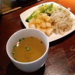 Chikinzu - スープを飲みながら野菜を食べて待つ。2010.5