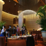 ザ・ロビー - 派手なシャンデリア