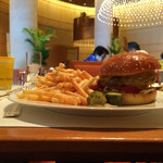 ザ・ロビー - 国産牛プレミアムバーガーの高さ