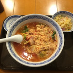 中国ラーメン揚州商人 - 週替わりラーメンセット（税込770円）
            この日はトマ玉ラーメン。
            選べるセットは炒飯と餃子にしました。
            ＊餃子は焼き上がりに時間がかかったため後出しです。