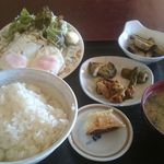 やばね食堂 - 目玉焼き定食