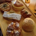 ジャンポール・ビゴ - 右上から時計回りにクリームパン、ウィンナークロワッサン、フランスあんぱん、アラカルト、ダノワーズポワール、ツナのパン