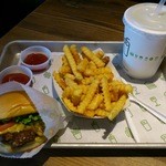 SHAKE SHACK - シャックバーガー、フライズ、レモネードです。(2015年10月)