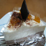 シェ・ヤマモト - 名称不明：チョコスポンジ・ココアムース・バニラ(?)ムース・オレンジピールの層になっているケーキ