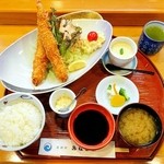 Minatoya - ジャンボ海老フライ定食(1650円 8%込) 20cmオーバーのエビフライがドーンと2本乗っています。ご飯の量も十分。しじみの味噌汁・鶏と海老を忍ばせた茶碗蒸し・香物のセットです。