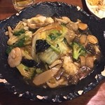 火焔山餃子房 - 海鮮あんかけ半焼麺☆￥1080
            海鮮というより、きのこづくし。