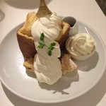 Hug French Toast Baking Factory - 発酵バターのメープルフレンチトースト～純生クリーム添え～1382円