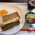 CAFE BROT - ホットサンドセット（カルボナーラ＆ベーコンポテトサラダ）
                        （通常820円→ランパスvol.4提示で500円）
                        ●ホットサンド・サラダ・コーヒー