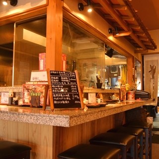 カウンター席は7席完備♪女性御一人様でもお気軽にお越しください♪
