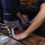 かぶと - 力強い天然鰻を捌く