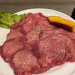 YAKINIKU IWA - タン塩（加熱前）　これだけでも通う価値あり