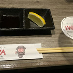 YAKINIKU IWA - 箸置きとコースターにはオリジナルロゴとキャラクター。オーナーがＡＫＢ４８に在籍時の出捐番組の「岩」役のコスをあしらい、店名の由来である。