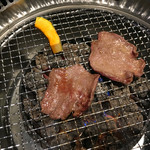 YAKINIKU IWA - タン塩（加熱中）　変なドリップが出ない