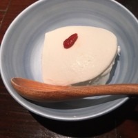 赤坂うまや - デザートの杏仁プリンつき！
                滑らかで豆腐みたいでした。