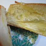Horun - バターをたっぷりと使ったデニッシュ生地のふんわりとほんのり甘く柔らかいパンです。
                      