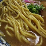 山為食堂 - 特徴的なストレート太麺は、もっちりとコシのある食感