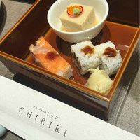 京都つゆしゃぶCHIRIRI 京橋店 - 先付（胡麻豆腐）＆寿司（サーモン押し寿司とイクラ裏巻）